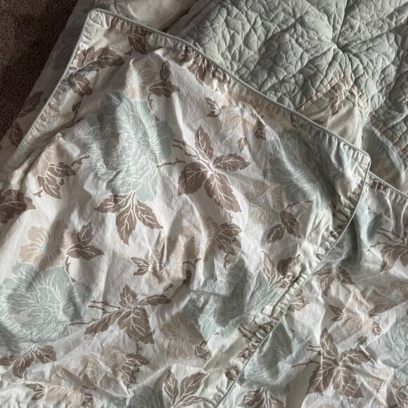 Laura Ashley Lifestyles Queen Size Muted Florals Comforter & 2 Pillow Shams - Picture 11 of 16